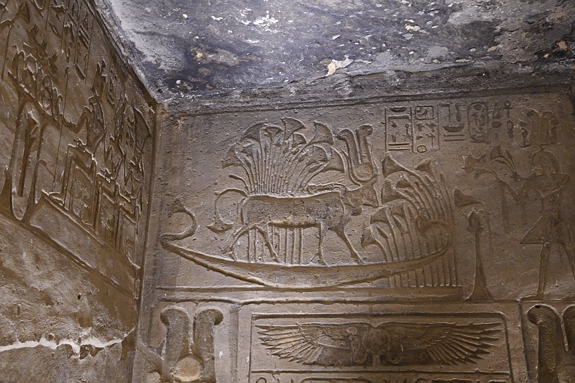 43 MAK_6579.jpg - La dea Hathor, rappresentata come la mucca sacra, mentre naviga su una barca tra le piante di papiro. L'immagine che richiama il mito della creazione e il concetto di rigenerazione e rinascita.